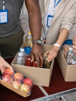 Placing food items into box